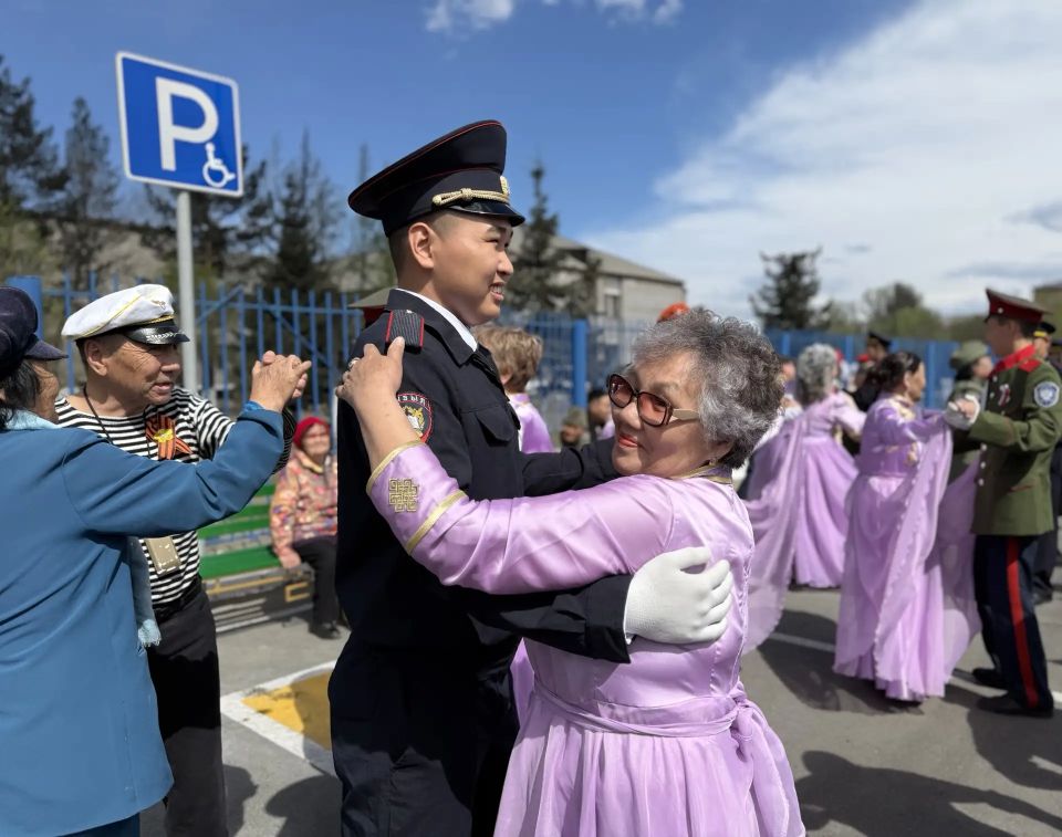 В канун 81-й годовщины Победы сотрудники и кадеты следственного управления поздравили ветеранов подшефного учреждения В канун 81-й годовщины Победы сотрудники и кадеты следственного управления поздравили ветеранов подшефного учреждения