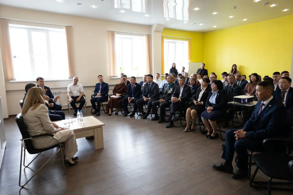 Владислав Ховалыг оценил цифровые разработки «Тывасвязьинформа» в День радио Владислав Ховалыг оценил цифровые разработки «Тывасвязьинформа» в День радио