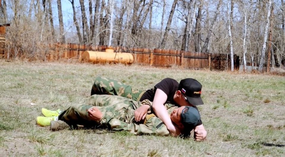 В Туве завершился военно-патриотический сбор «Тува — родина храбрых»: восемь участников получили специальные жетоны В Туве завершился военно-патриотический сбор «Тува — родина храбрых»: восемь участников получили специальные жетоны