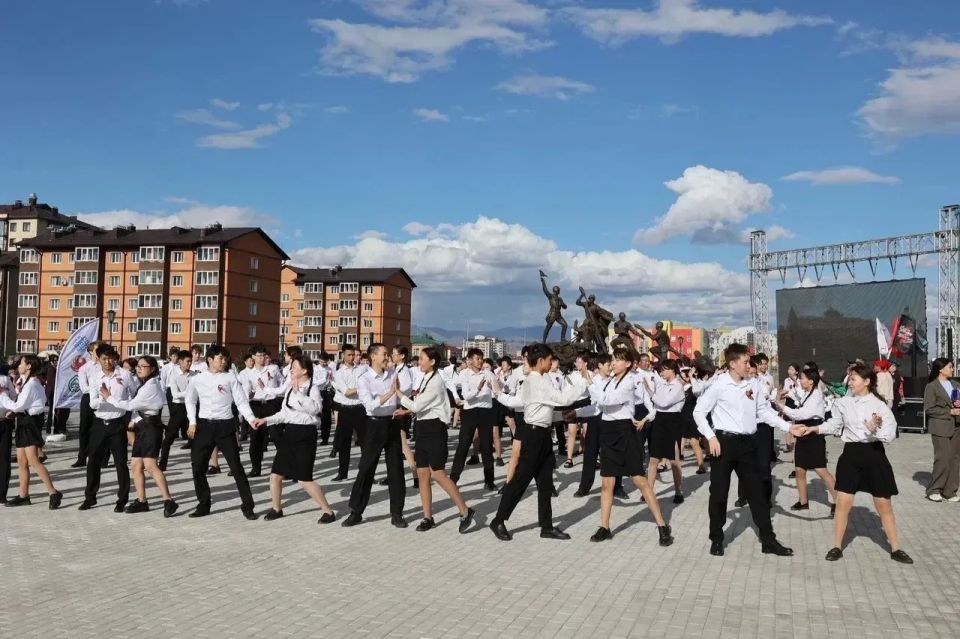 Тува присоединилась к патриотической акции «Русский вальс Победы» Тува присоединилась к патриотической акции «Русский вальс Победы»