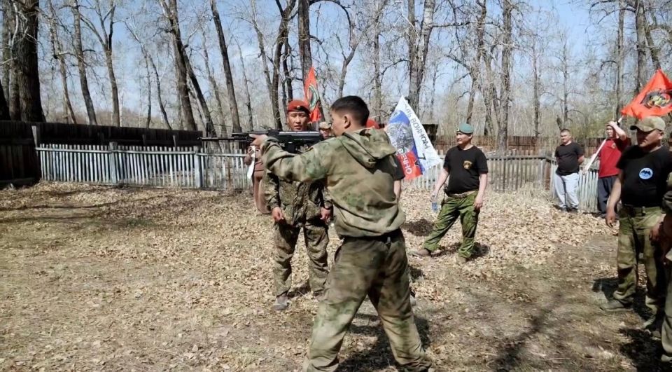 В Туве завершился военно-патриотический сбор «Тува — родина храбрых»: восемь участников получили специальные жетоны В Туве завершился военно-патриотический сбор «Тува — родина храбрых»: восемь участников получили специальные жетоны