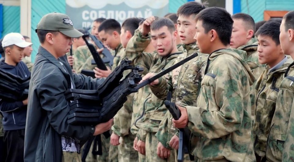 В Туве завершился военно-патриотический сбор «Тува — родина храбрых»: восемь участников получили специальные жетоны В Туве завершился военно-патриотический сбор «Тува — родина храбрых»: восемь участников получили специальные жетоны