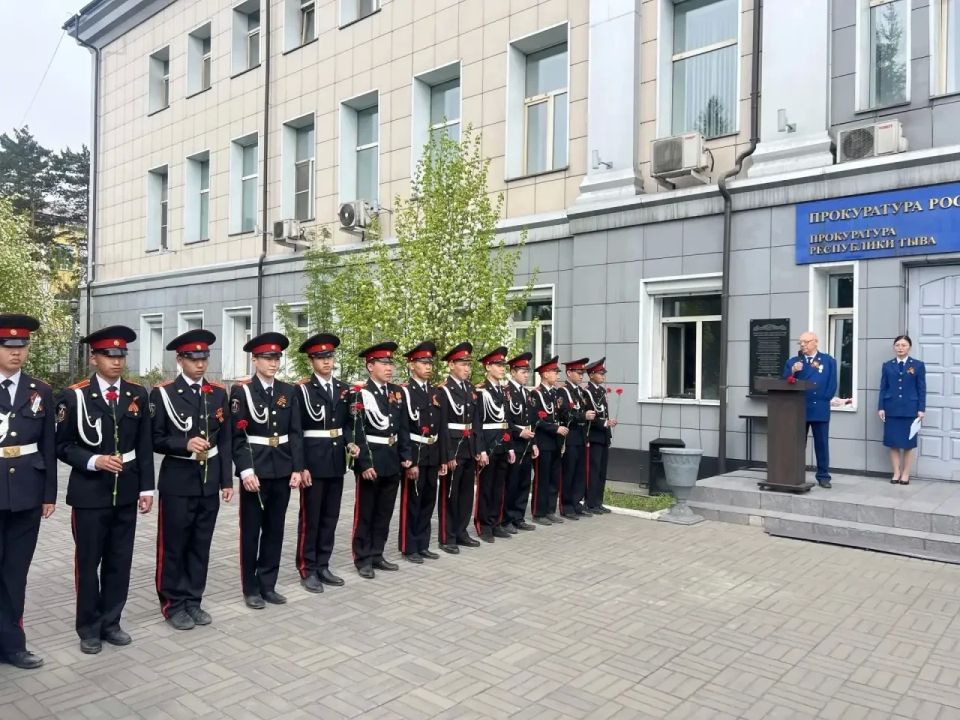 Работники и ветераны органов прокуратуры республики присоединились к Всероссийской акции «Георгиевская лента» Работники и ветераны органов прокуратуры республики присоединились к Всероссийской акции «Георгиевская лента»