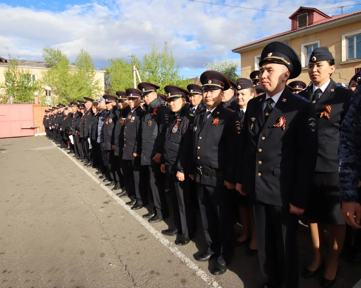В Туве сотрудники полиции обеспечили охрану общественного порядка во время празднования Дня Победы и шествия «Бессмертного полка» В Туве сотрудники полиции обеспечили охрану общественного порядка во время празднования Дня Победы и шествия «Бессмертного полка»