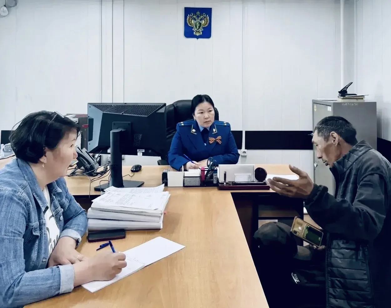 Прокурор Чаа-Хольского района Саяна Монгуш провела личный прием граждан по вопросам защиты социальных прав участников специальной военной операции и членов их семей