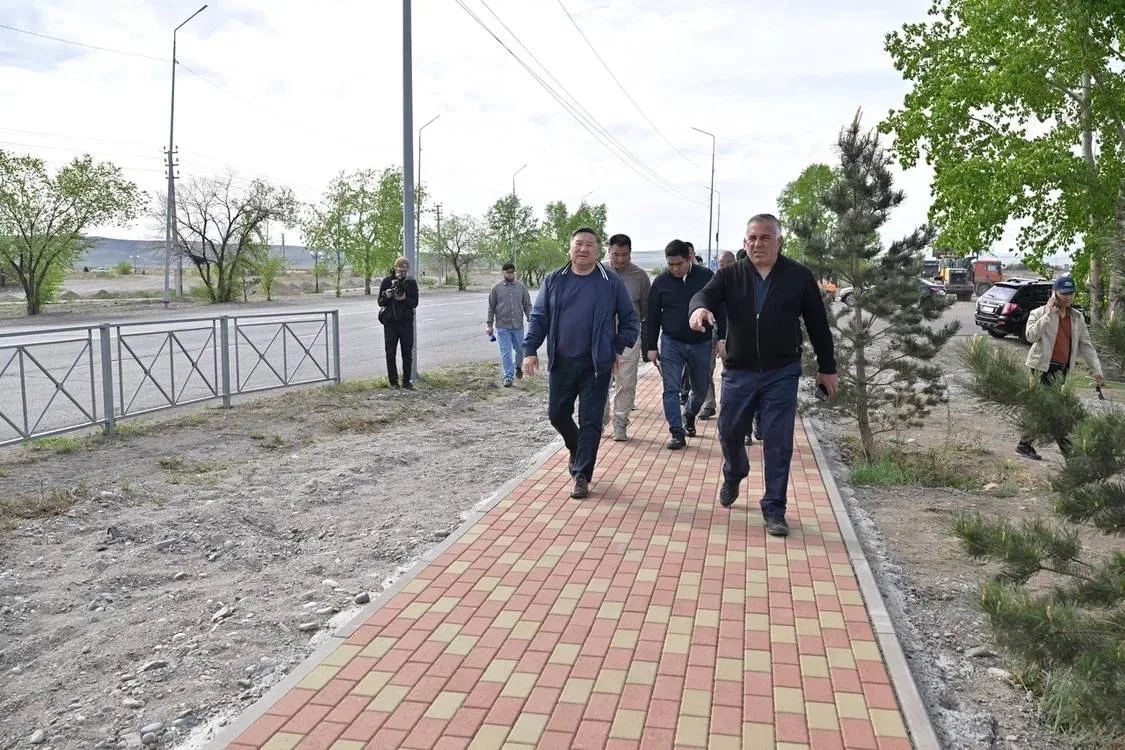 Глава Тувы Владислав Ховалыг проинспектировал объекты столицы республики, на которых сейчас в разгаре строительные и ремонтные работы Глава Тувы Владислав Ховалыг проинспектировал объекты столицы республики, на которых сейчас в разгаре строительные и ремонтные работы