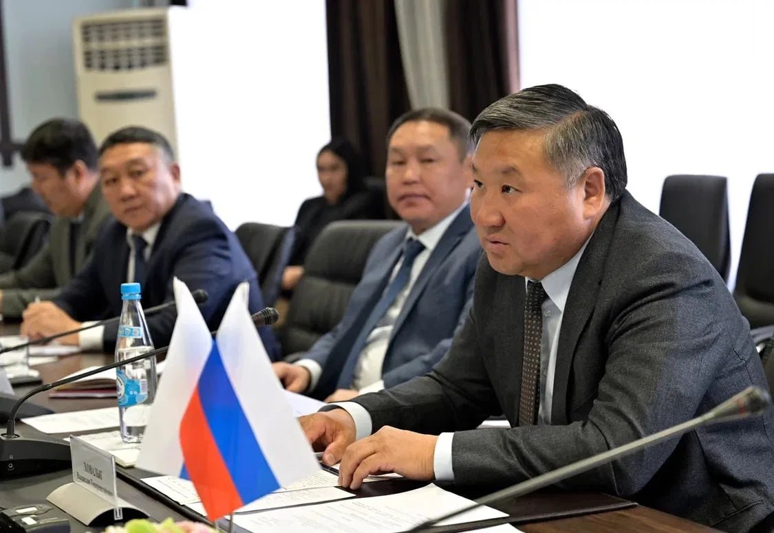 Владислав Ховалыг встретился с советником вице-премьера Монголии Тувшином Бадралом Владислав Ховалыг встретился с советником вице-премьера Монголии Тувшином Бадралом