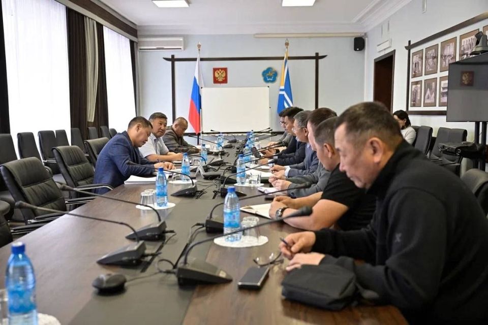 Владислав Ховалыг провел совещание по комплексному благоустройству Кызыла Владислав Ховалыг провел совещание по комплексному благоустройству Кызыла