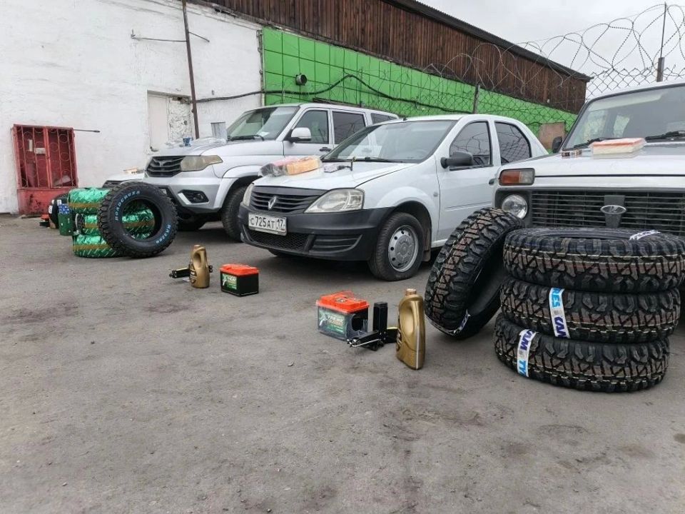 Сотрудники УФСИН Тувы готовят четыре автомобиля к отправке в зону СВО Сотрудники УФСИН Тувы готовят четыре автомобиля к отправке в зону СВО