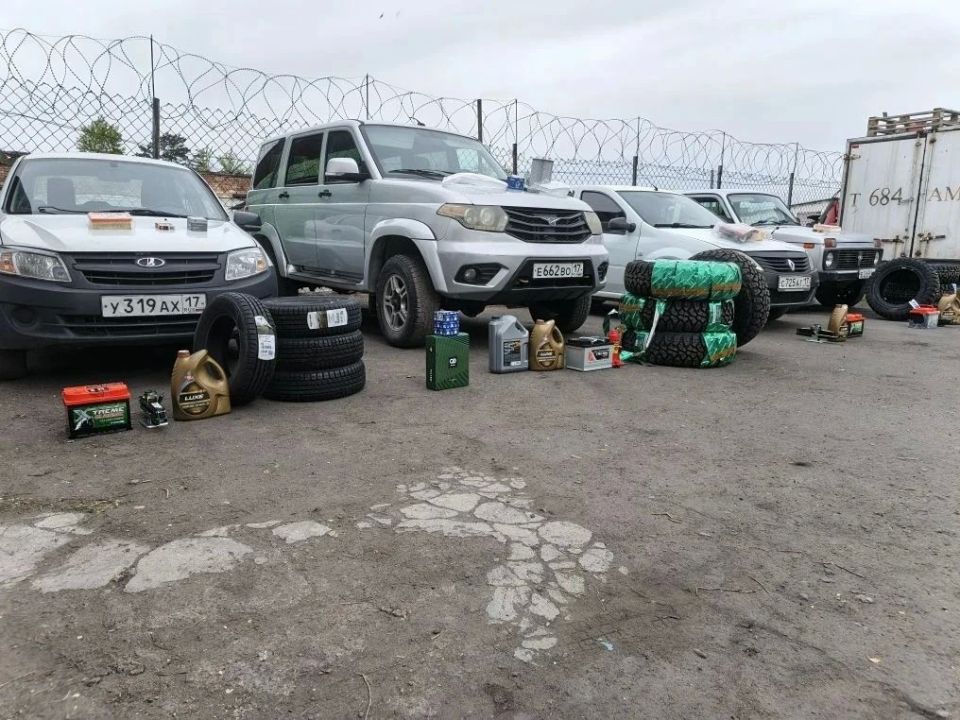 Сотрудники УФСИН Тувы готовят четыре автомобиля к отправке в зону СВО