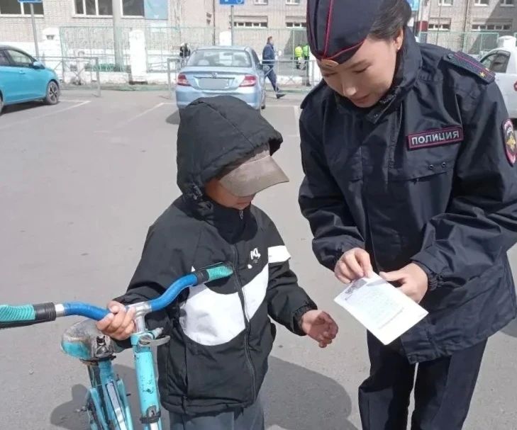Госавтоинспекторы Кызыла совместно с ЮИДовцами провели акцию «Велосипедист» Госавтоинспекторы Кызыла совместно с ЮИДовцами провели акцию «Велосипедист»