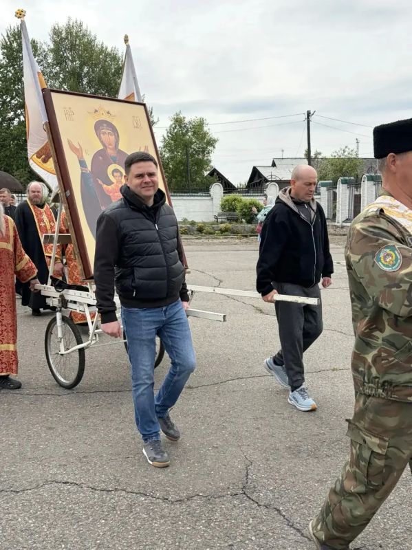Сотрудники полиции обеспечили охрану общественного порядка во время крестного хода с иконой Пресвятой Богородицы «Неупиваемая Чаша» Сотрудники полиции обеспечили охрану общественного порядка во время крестного хода с иконой Пресвятой Богородицы «Неупиваемая Чаша»