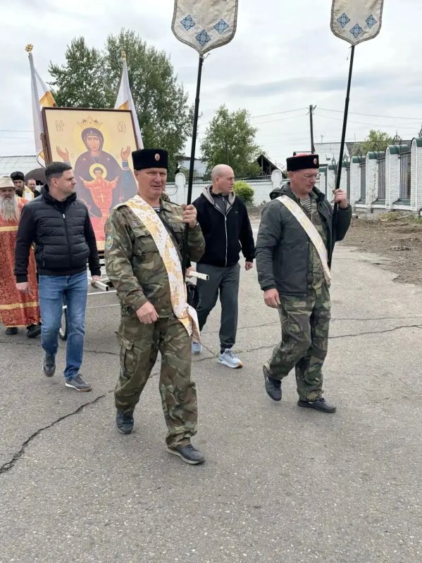 Сотрудники полиции обеспечили охрану общественного порядка во время крестного хода с иконой Пресвятой Богородицы «Неупиваемая Чаша» Сотрудники полиции обеспечили охрану общественного порядка во время крестного хода с иконой Пресвятой Богородицы «Неупиваемая Чаша»