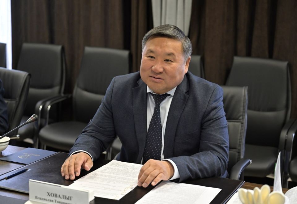 Глава Тувы Владислав Ховалыг встретился с многодетными приемными семьями в День работника опеки и попечительства Глава Тувы Владислав Ховалыг встретился с многодетными приемными семьями в День работника опеки и попечительства