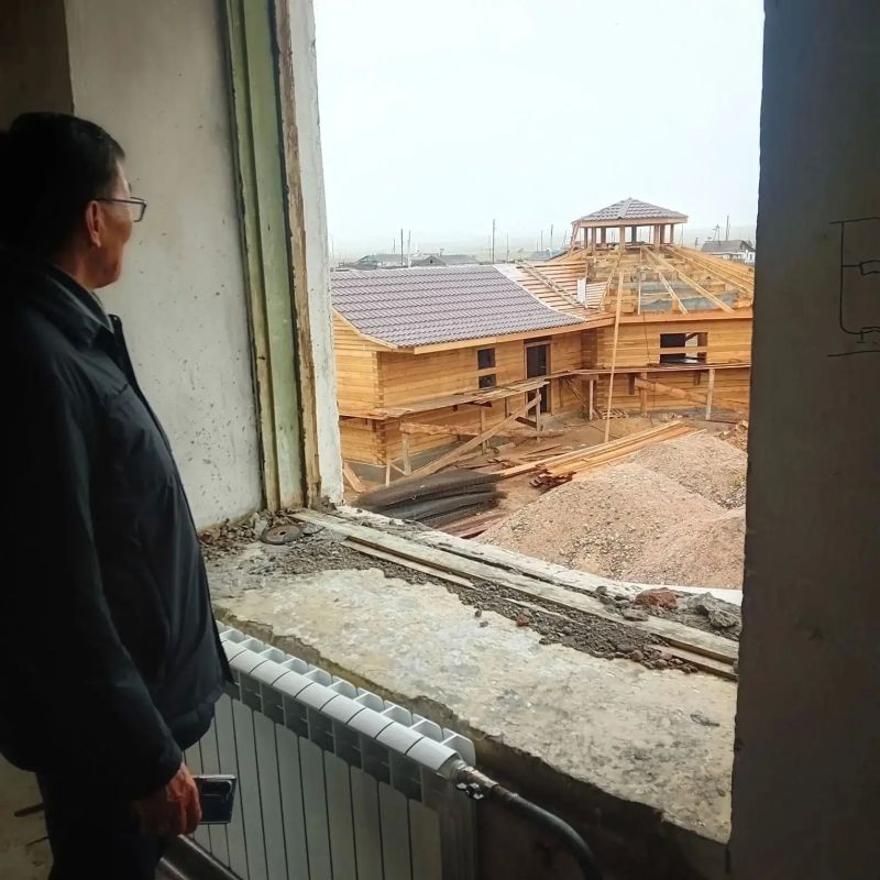 Вице-премьер Тувы Орлан Сарыглар проинспектировал капремонт школы, строительство спортзала и работу соцобъектов Эрзина Вице-премьер Тувы Орлан Сарыглар проинспектировал капремонт школы, строительство спортзала и работу соцобъектов Эрзина