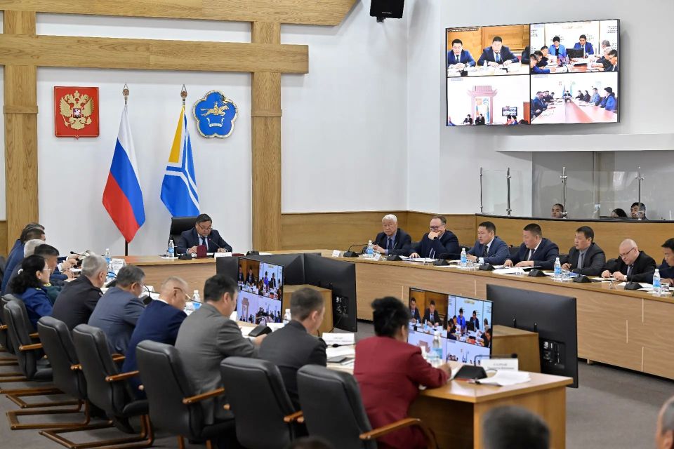 На аппаратном совещании в правительстве Тувы сегодня обсудили тему профилактики природно-очаговых и особо опасных инфекций на территории республики