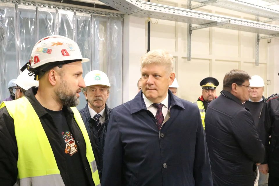 Полномочный представитель Президента Российской Федерации в Сибирском федеральном округе Анатолий Серышев в рамках рабочей поездки в Новосибирскую область посетил Центр коллективного пользования «Сибирский кольцевой источник...