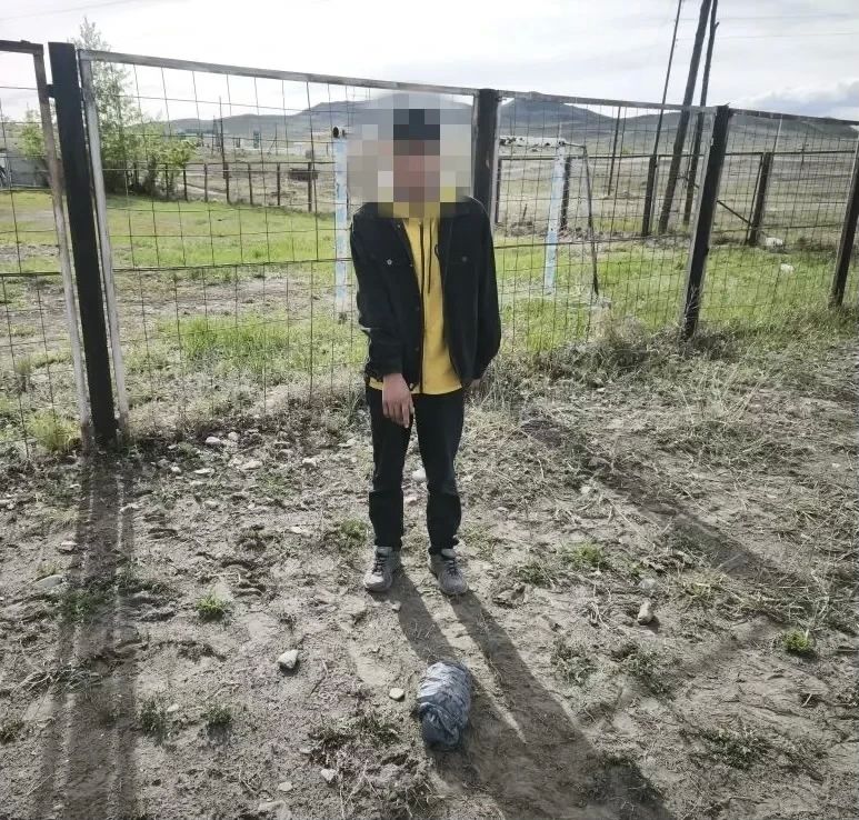 В Шагонаре полицейские задержали подозреваемых в незаконном хранении марихуаны В Шагонаре полицейские задержали подозреваемых в незаконном хранении марихуаны