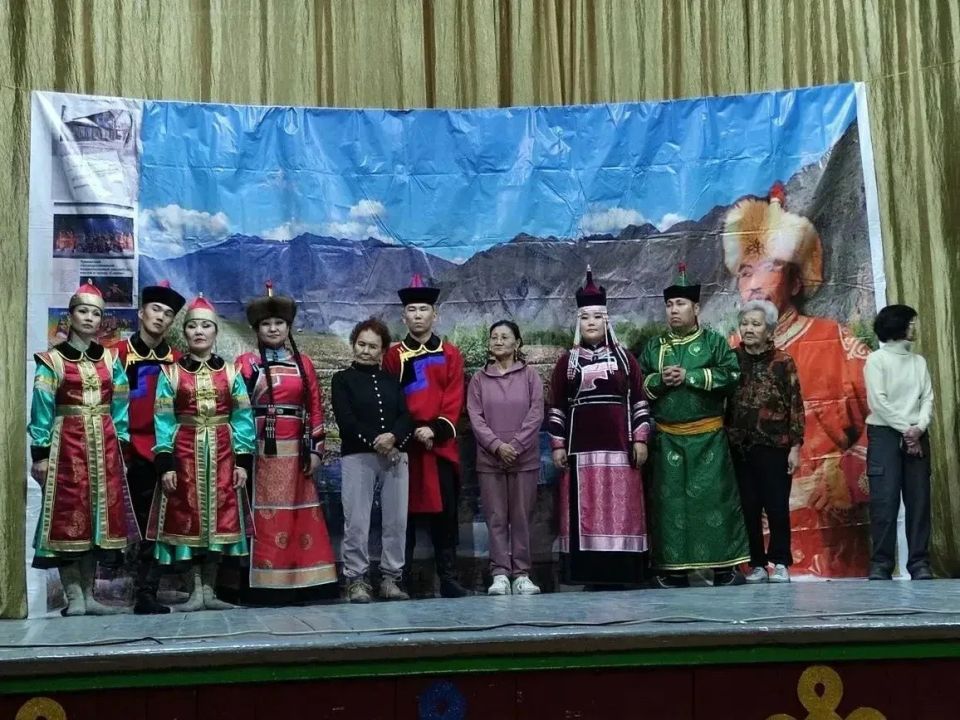 В Баян-Тале отметили 80-летие со дня рождения народного артиста Тувы Дамба-Доржу Сата В Баян-Тале отметили 80-летие со дня рождения народного артиста Тувы Дамба-Доржу Сата