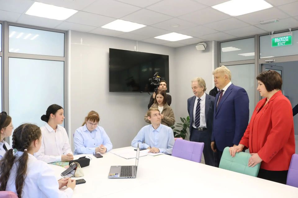 Полномочный представитель Президента Российской Федерации в Сибирском федеральном округе Анатолий Серышев в рамках рабочей поездки в Новосибирскую область посетил Центр коллективного пользования «Сибирский кольцевой источник... Полномочный представитель Президента Российской Федерации в Сибирском федеральном округе Анатолий Серышев в рамках рабочей поездки в Новосибирскую область посетил Центр коллективного пользования «Сибирский кольцевой источник...