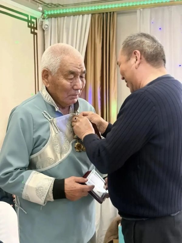 Семья Агбаан из сумона Арыскан отметила изумрудную свадьбу и 80-летие главы семейства Семья Агбаан из сумона Арыскан отметила изумрудную свадьбу и 80-летие главы семейства