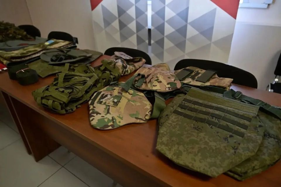 Владислав Ховалыг посетил отделение Народного фронта и пообщался с волонтерами Владислав Ховалыг посетил отделение Народного фронта и пообщался с волонтерами