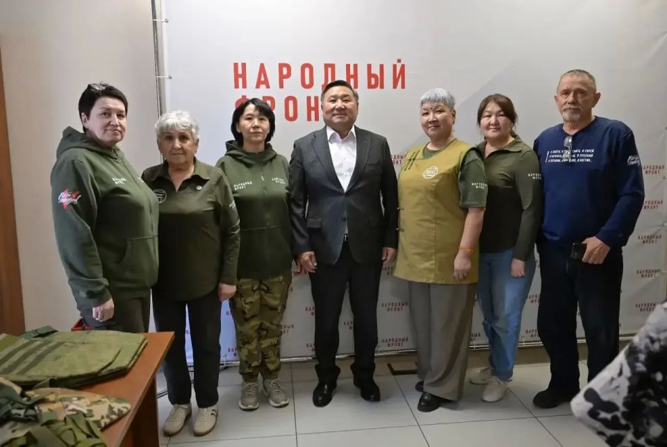 Владислав Ховалыг посетил отделение Народного фронта и пообщался с волонтерами Владислав Ховалыг посетил отделение Народного фронта и пообщался с волонтерами