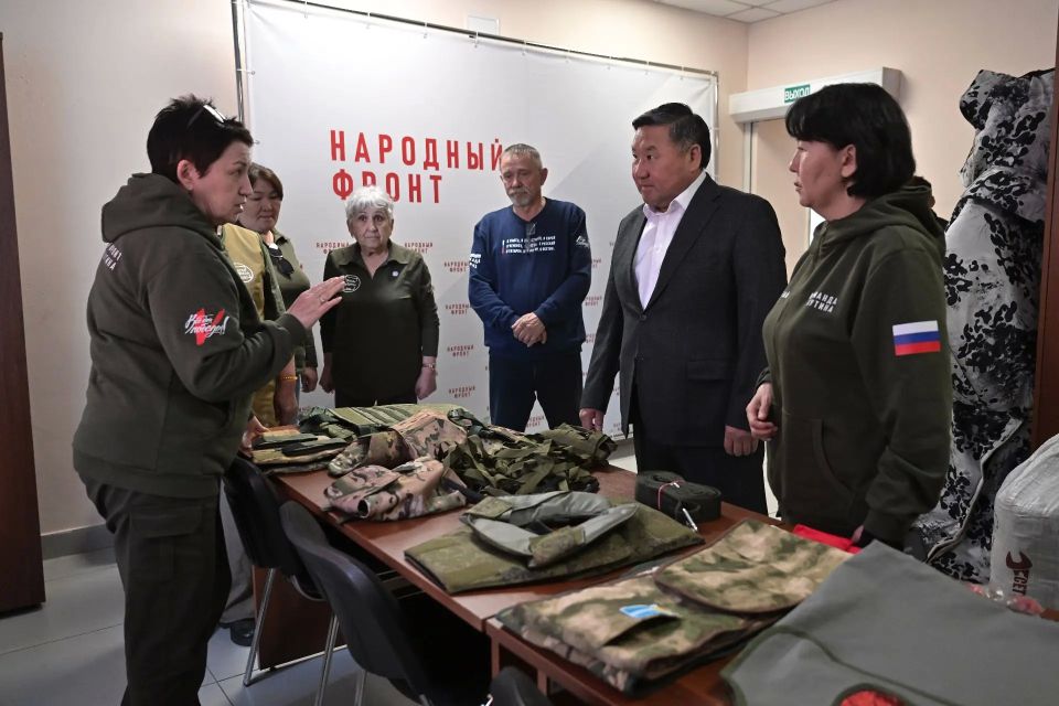 Глава Тувы Владислав Ховалыг вчера посетил пункт сбора гуманитарной помощи регионального отделения Народного фронта, где посетил штаб волонтеров, которые изготавливают маскировочные сети, противоосколочную защитную... Глава Тувы Владислав Ховалыг вчера посетил пункт сбора гуманитарной помощи регионального отделения Народного фронта, где посетил штаб волонтеров, которые изготавливают маскировочные сети, противоосколочную защитную...