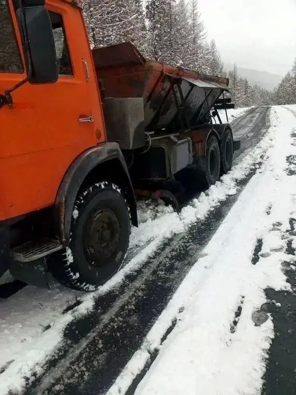 Владислав Ховалыг: Дорогие земляки!. В связи с обильным снегопадом и гололедом все дорожные и оперативные службы Тувы переведены на усиленный режим работы