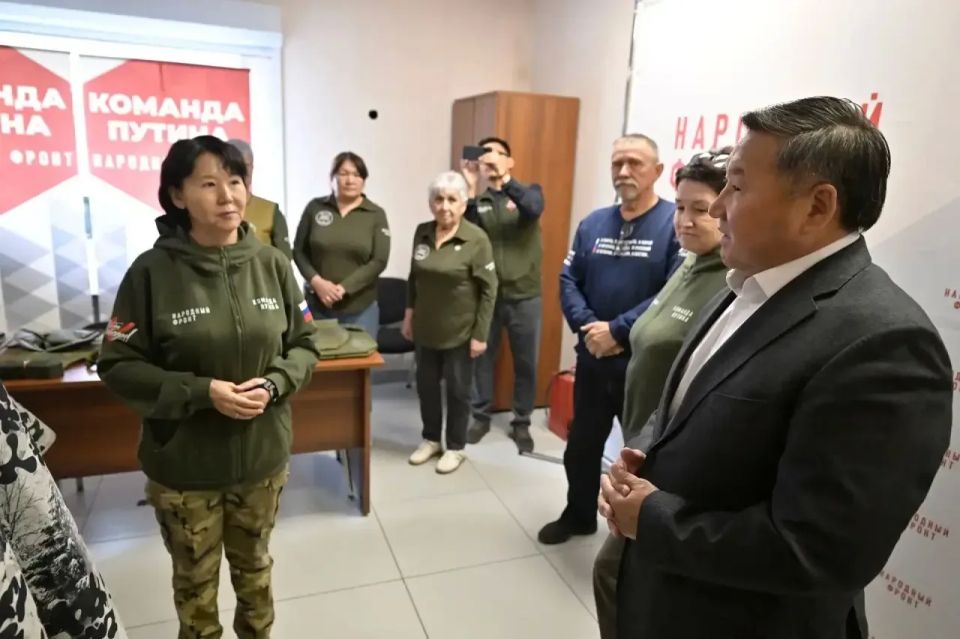 Владислав Ховалыг посетил отделение Народного фронта и пообщался с волонтерами Владислав Ховалыг посетил отделение Народного фронта и пообщался с волонтерами