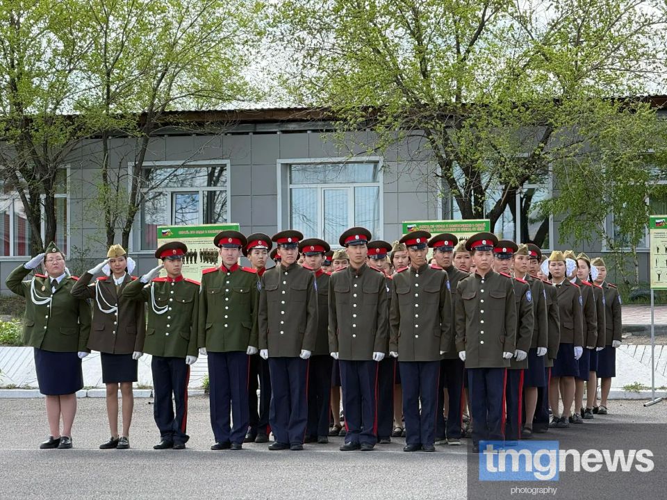 В Туве отметили 10-летие движения «Юнармия»: награждение школ и посвящение новых юнармейцев В Туве отметили 10-летие движения «Юнармия»: награждение школ и посвящение новых юнармейцев