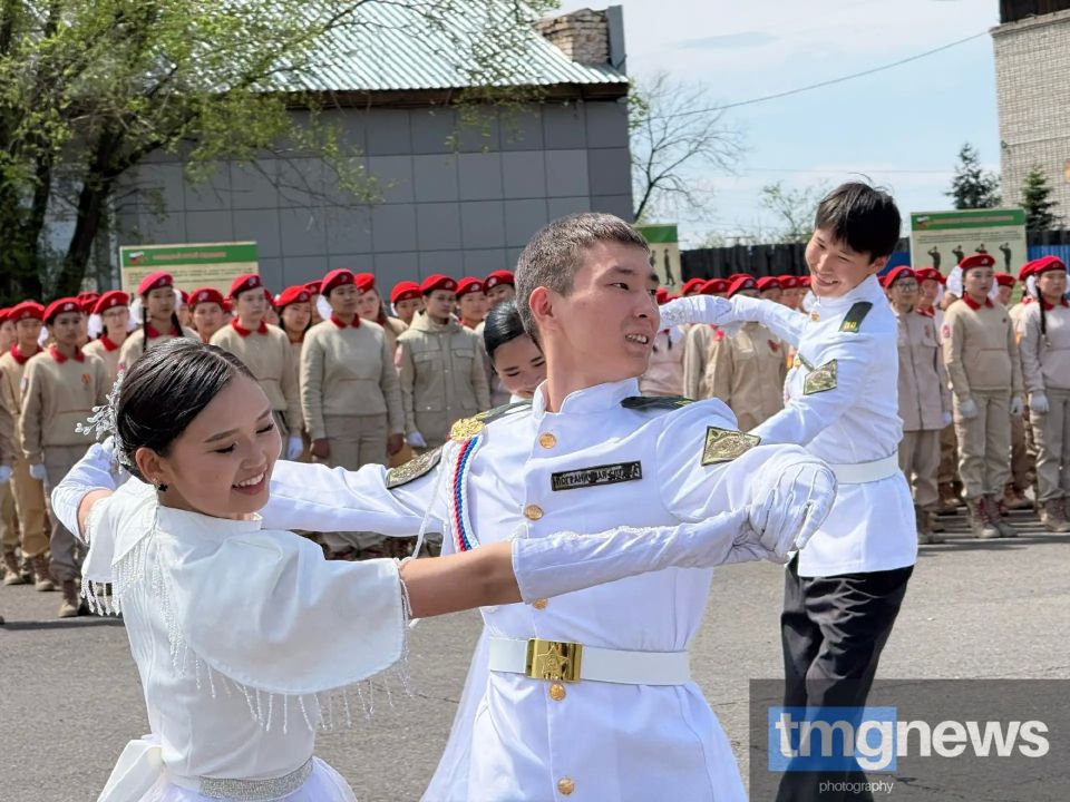 В Туве отметили 10-летие движения «Юнармия»: награждение школ и посвящение новых юнармейцев В Туве отметили 10-летие движения «Юнармия»: награждение школ и посвящение новых юнармейцев