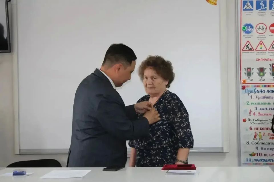 Министр образования Тувы Орлан Соян посетил итоговый педсовет школы №1 Кызыла