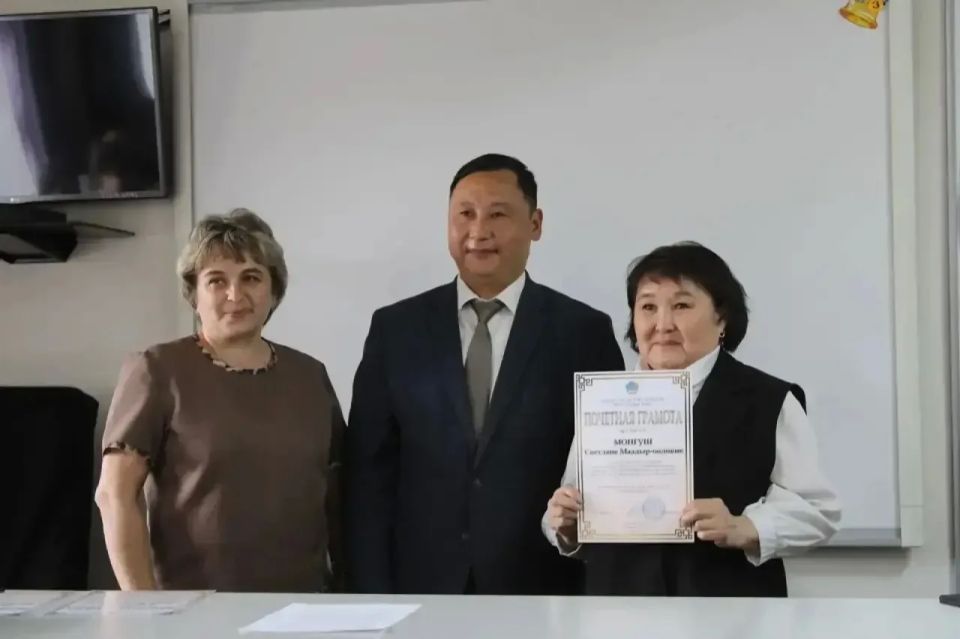 Министр образования Тувы Орлан Соян посетил итоговый педсовет школы №1 Кызыла Министр образования Тувы Орлан Соян посетил итоговый педсовет школы №1 Кызыла