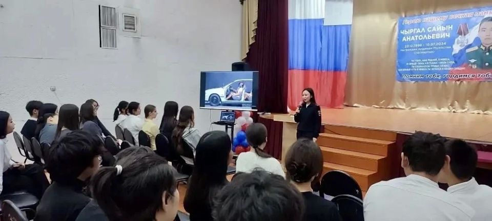 Сотрудники полиции провели «Уроки безопасности» в школах пгт.Каа-Хем Сотрудники полиции провели «Уроки безопасности» в школах пгт.Каа-Хем