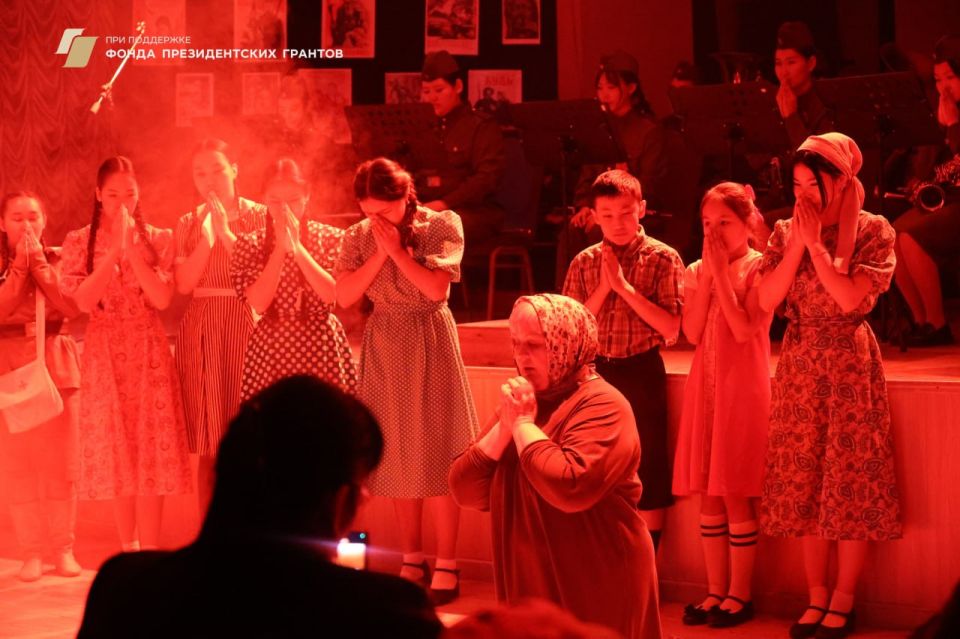 В Туве состоялась премьера первого иммерсивного спектакля «Молитва матери» В Туве состоялась премьера первого иммерсивного спектакля «Молитва матери»