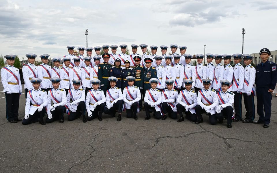 Последний звонок в Кызылском президентском кадетском училище: выпуск 2026 года отправляется навстречу мечтам Последний звонок в Кызылском президентском кадетском училище: выпуск 2026 года отправляется навстречу мечтам