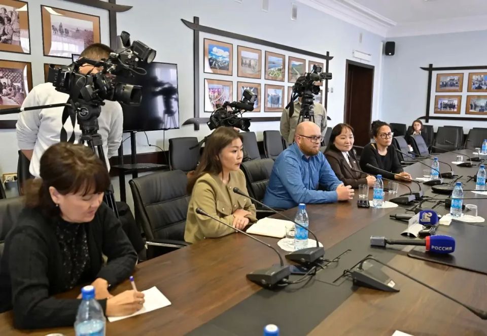 Владислав Ховалыг: Встретился с представителями ведущих СМИ Тувы Владислав Ховалыг: Встретился с представителями ведущих СМИ Тувы