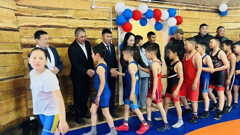 В селе Аянгаты Барун-Хемчикского района состоялось торжественное открытие малого спортивного зала, построенного в рамках губернаторского проекта «Гнездо орлят» В селе Аянгаты Барун-Хемчикского района состоялось торжественное открытие малого спортивного зала, построенного в рамках губернаторского проекта «Гнездо орлят»