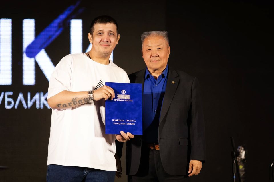 Министр культуры Тувы поздравил выпускников и преподавателей Министр культуры Тувы поздравил выпускников и преподавателей