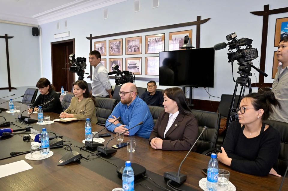 Глава Тувы провел пресс-коференцию с представителями ведущих СМИ республики, на которой рассказал журналистам об итогах рабочей встречи с Президентом России Владимиром Путиным, которая состоялась в Кремле 22 мая Глава Тувы провел пресс-коференцию с представителями ведущих СМИ республики, на которой рассказал журналистам об итогах рабочей встречи с Президентом России Владимиром Путиным, которая состоялась в Кремле 22 мая