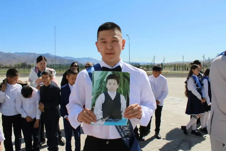 Прозвучал последний звонок для первых выпускников школы №3 «Территория успеха» пгт Прозвучал последний звонок для первых выпускников школы №3 «Территория успеха» пгт