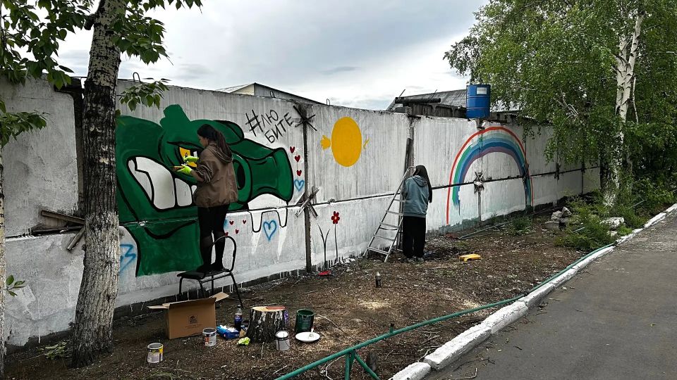 Волонтёры «Движения первых» помогли благоустроить территорию Детского дома Тувы Волонтёры «Движения первых» помогли благоустроить территорию Детского дома Тувы