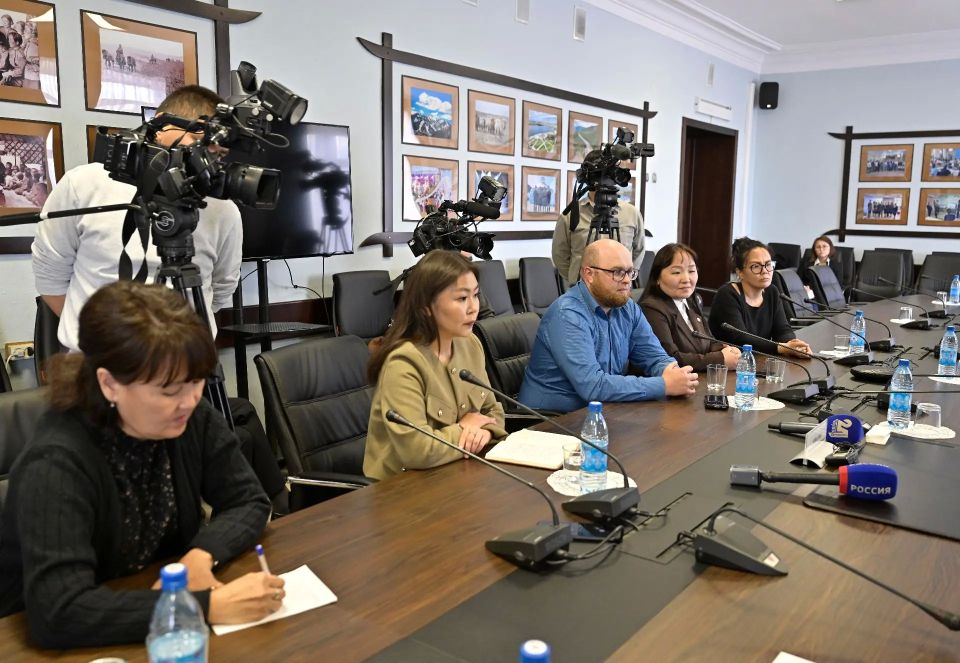 Глава Тувы провел пресс-коференцию с представителями ведущих СМИ республики, на которой рассказал журналистам об итогах рабочей встречи с Президентом России Владимиром Путиным, которая состоялась в Кремле 22 мая Глава Тувы провел пресс-коференцию с представителями ведущих СМИ республики, на которой рассказал журналистам об итогах рабочей встречи с Президентом России Владимиром Путиным, которая состоялась в Кремле 22 мая