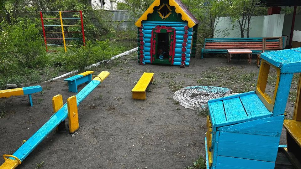Волонтёры «Движения первых» помогли благоустроить территорию Детского дома Тувы Волонтёры «Движения первых» помогли благоустроить территорию Детского дома Тувы