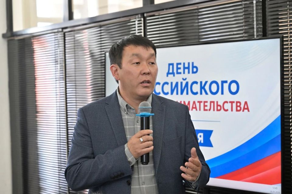 Глава Тувы Владислав Ховалыг принял участие в мероприятиях, посвященных Дню российского предпринимательства и посетил выставку продукции местных товаропроизводителей, организованную региональным Фондом поддержки... Глава Тувы Владислав Ховалыг принял участие в мероприятиях, посвященных Дню российского предпринимательства и посетил выставку продукции местных товаропроизводителей, организованную региональным Фондом поддержки...