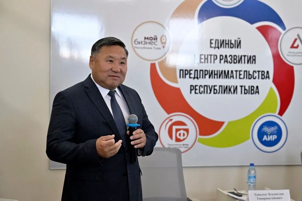Глава Тувы Владислав Ховалыг принял участие в мероприятиях, посвященных Дню российского предпринимательства и посетил выставку продукции местных товаропроизводителей, организованную региональным Фондом поддержки... Глава Тувы Владислав Ховалыг принял участие в мероприятиях, посвященных Дню российского предпринимательства и посетил выставку продукции местных товаропроизводителей, организованную региональным Фондом поддержки...
