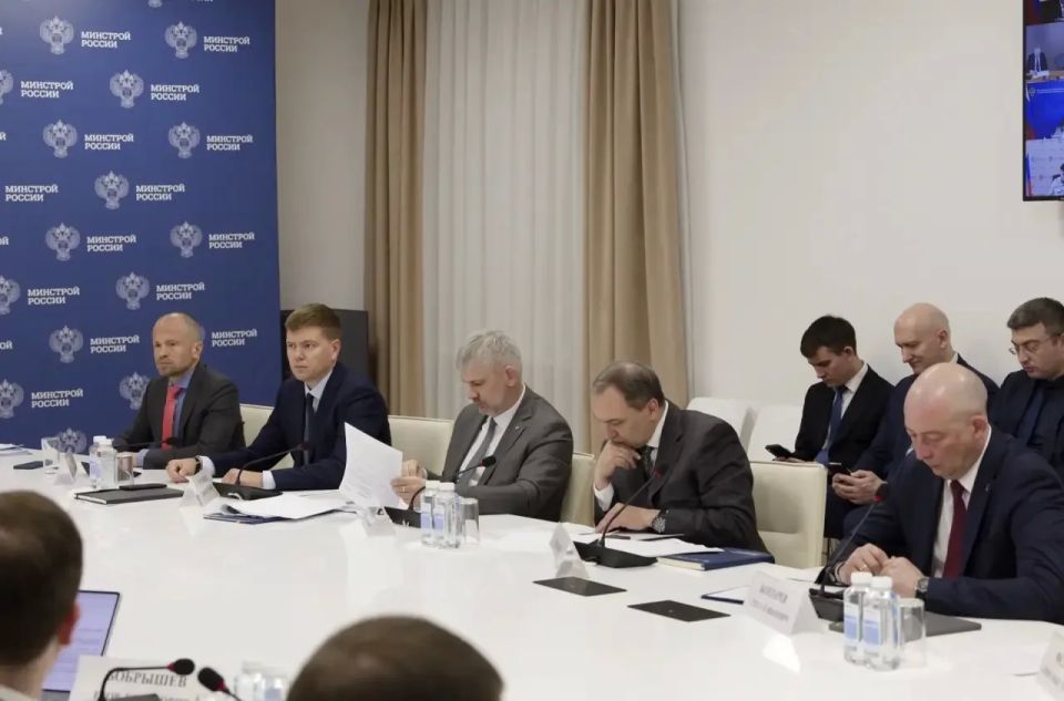 Глава Минстроя России Ирек Файзуллин провел еженедельное совещание с регионами и главными распорядителями бюджетных средств (ГРБС) Глава Минстроя России Ирек Файзуллин провел еженедельное совещание с регионами и главными распорядителями бюджетных средств (ГРБС)