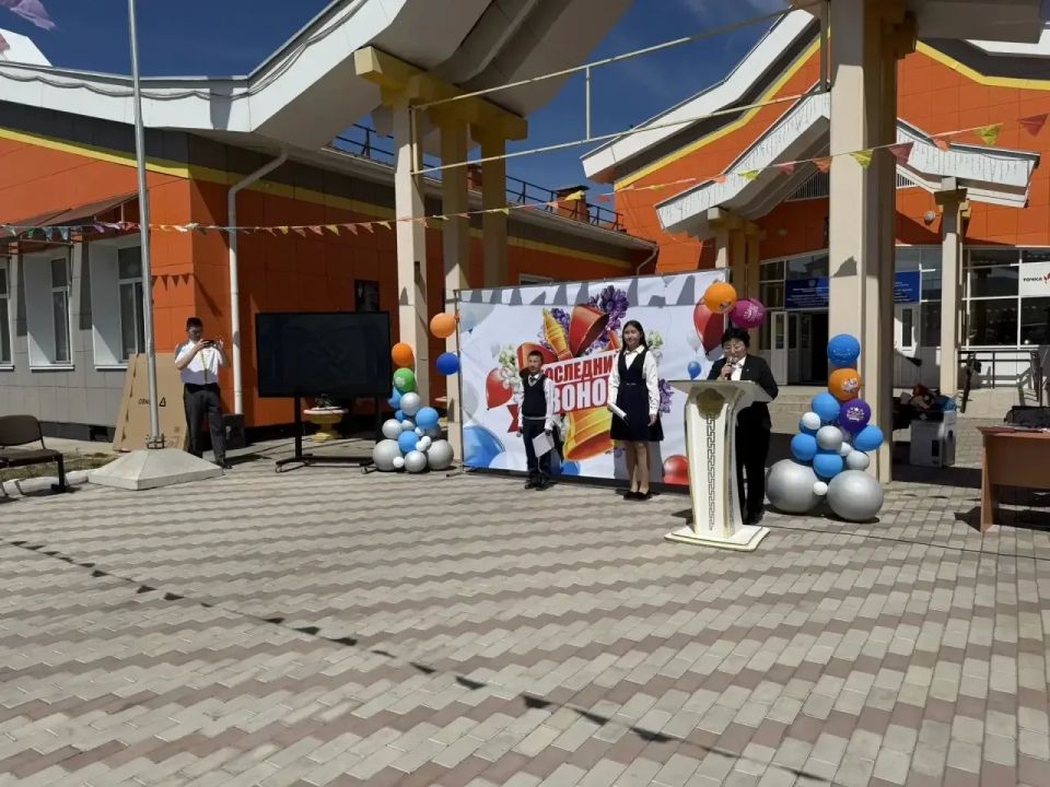 Выпускники-юбиляры: живая связь поколений на последнем звонке Выпускники-юбиляры: живая связь поколений на последнем звонке