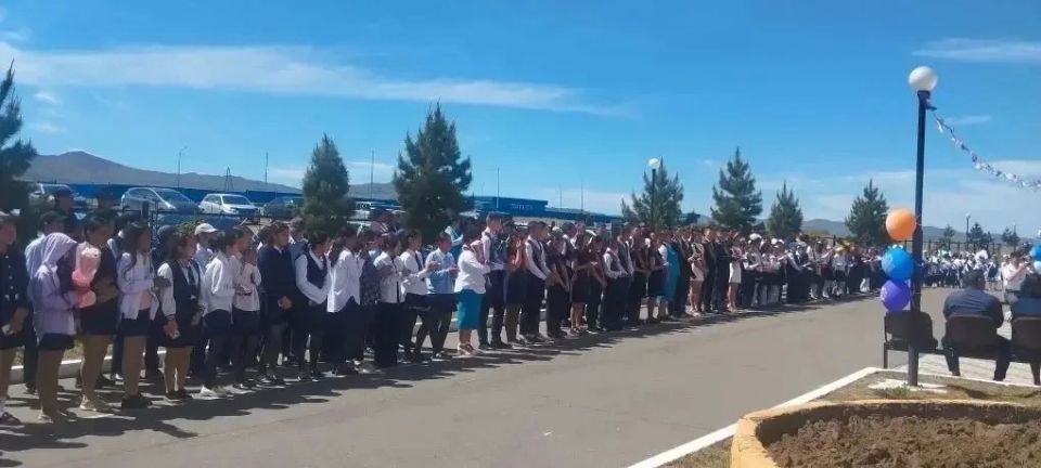 Выпускники-юбиляры: живая связь поколений на последнем звонке Выпускники-юбиляры: живая связь поколений на последнем звонке
